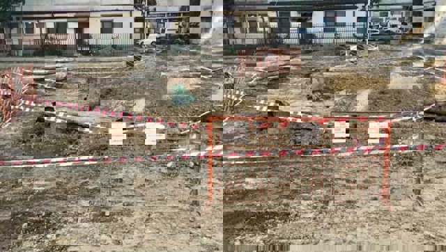 Două rezervoare îngropate, încărcate cu păcură amestecată cu apă, descoperite în timpul unor lucrări