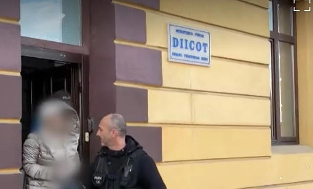 Ucigașii lui Adrian Kreiner încearcă să dea vina pe iubita milionarului. Femeia a fost dusă la instanță sub escortă pentru că este arestată preventiv într-un alt dosar