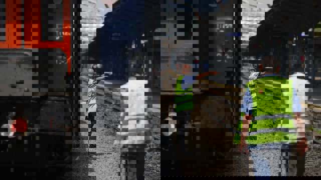 Un tânăr de 24 de ani a murit electrocutat. S-a urcat pe un stâlp de înaltă tensiune, în gara din Alba Iulia