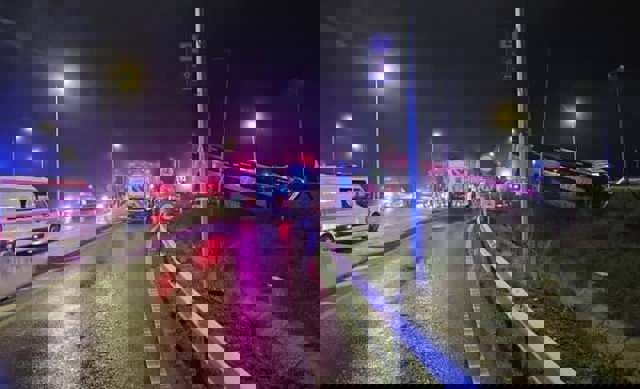 Plan roșu de intervenție, azi-noapte, pe DN22B. Un autobuz cu 24 de ucraineni a ieșit de pe șosea