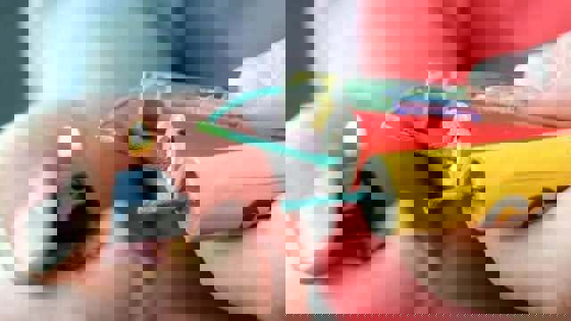 Doi copii de 8 şi 11 ani au fost răniţi după ce s-au jucat cu o petardă