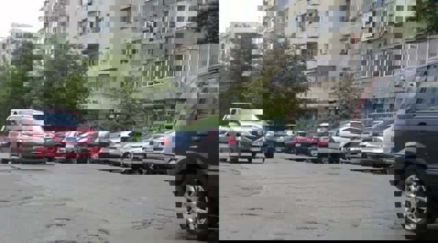 Cum funcționează sistemul parcărilor rezidențiale, la Brașov. Un proiect pentru închirierea locurilor de parcare din cartiere este în dezbatere și la Ploiești