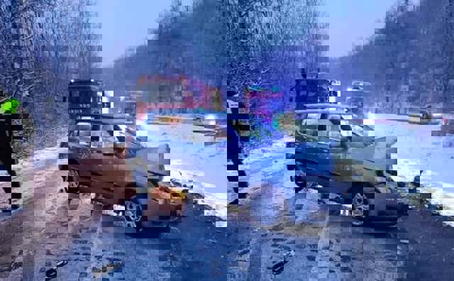 Doi șoferi prahoveni implicați într-un accident pe DN72, în Dâmbovița. Unul dintre ei a ajuns la spital