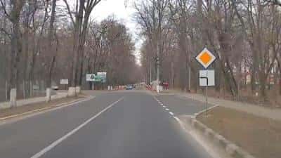 VIDEO | Pericol de accidente, într-o intersecţie din Prahova unde mulţi şoferi nu respectă semnul "STOP"