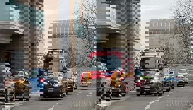 UDPATE. Un adolescent a căzut, luni, de pe un bloc cu 8 etaje din Oradea. Băiatul era în uniformă de școală