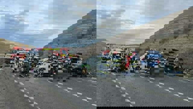 Doi copii de 2 ani şi patru adulţi au fost răniţi după un carambol cu un TIR şi 3 maşini, în Cluj