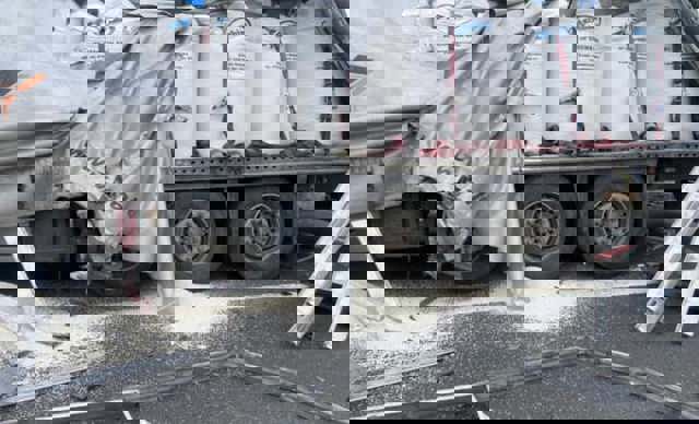 Coliziune pe autostradă între două camioane. Unul era încărcat cu sulfat de amoniu