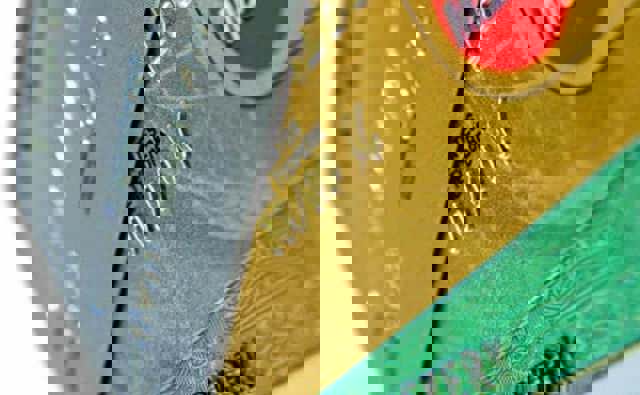 Două persoane, care au furat un card bancar și au făcut multiple tranzacții cu el, reținute de polițiști