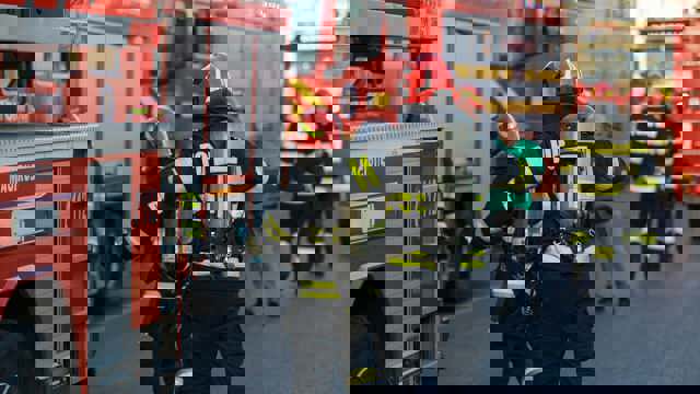 Trei bărbați reținuți după ce au dat foc intenționat unei case. Vezi ce despăgubire sperau să primească