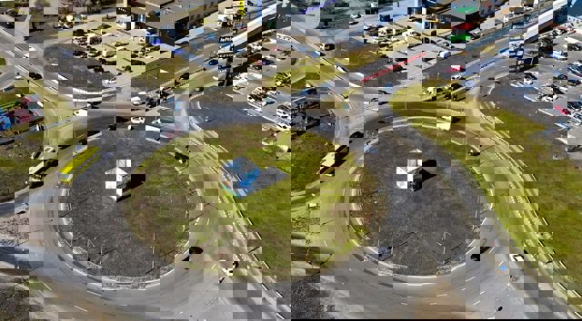 VIDEO 🎦 Lucrări de reamenajare în sensurile giratorii de pe drumurile județene. CJ va folosi un proiect-tip