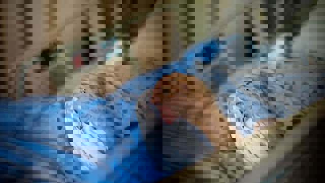 O femeie de 90 de ani a ajuns la spital cu viermi pe corp: ”Stătea cu un nepot care-i păpa pensia. Fiica ei locuiește la 2 km”