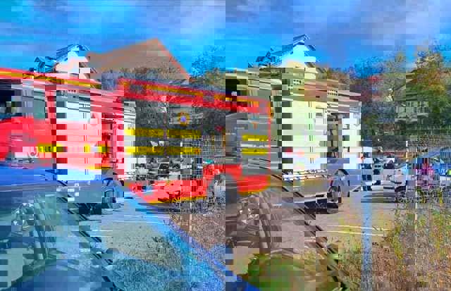 O fetiță de patru luni a rămas blocată într-o mașină, în parcarea spitalului din Petroșani. Părinţii nu au lăsat pompierii să deschidă forţat portiera. Tatăl a adus cheia de rezervă de la 16 km distanţă