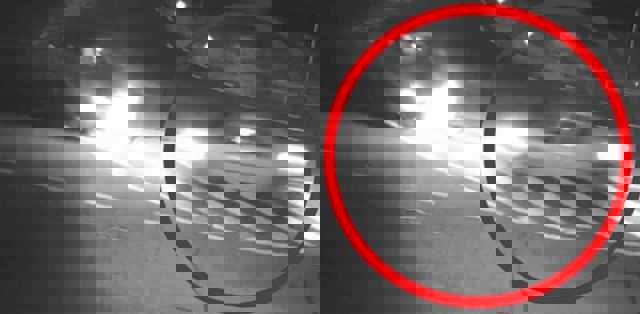 O mașină cu doi tineri a luat foc pe o stradă din Bihor, după ce a fost lovită în plin de un alt autoturism