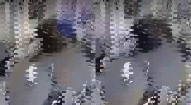 Un turist a intrat cu mașina prin vitrina unui restaurant din stațiunea Băile Herculane