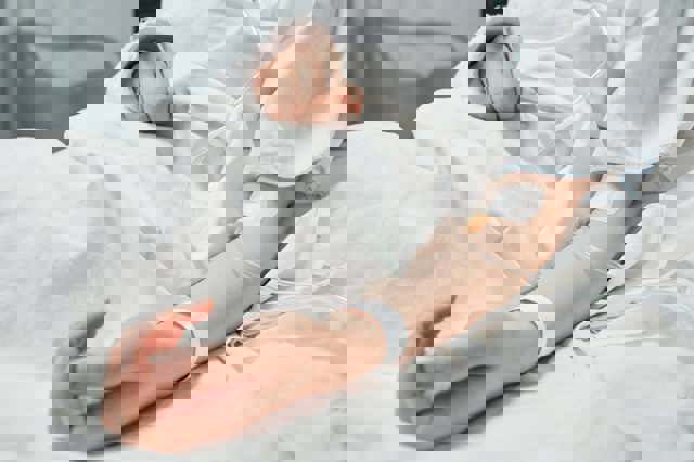 O fată de 16 ani, găsită inconştientă pe stradă, a fost internată la ATI la Spitalul ”Grigore Alexandrescu” din Capitală