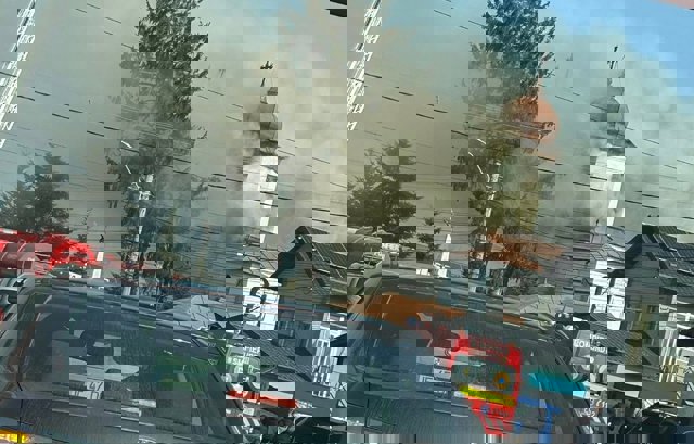 VIDEO 🎦 UPDATE. Incendiu izbucnit în timpul slujbei, în Puchenii Mari. Ard turlele bisericii. Peste 100 de oameni de aflau în interior