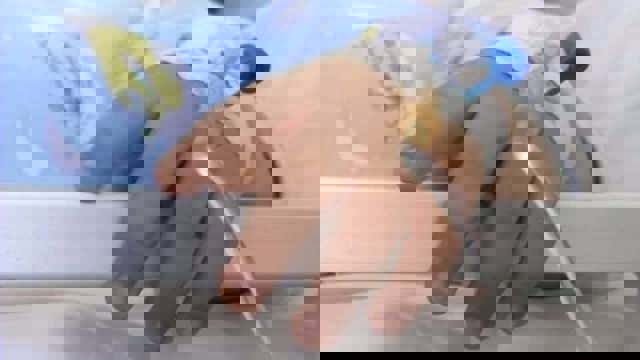 O fetiţă de 11 ani a fost înfometată de părinții adoptivi. Copila cântărea 20 de kilograme și e în stare gravă