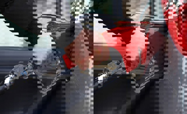 SCUMPIREA CARBURANȚILOR. Primele măsuri în România. Guvernul vrea să declare situație de criză