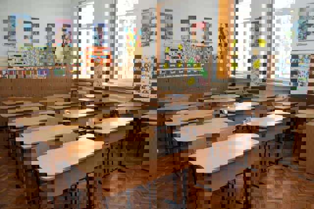 Un elev din Cluj-Napoca a dislocat umărul unei învăţătoare, a lovit-o pe directoarea adjunctă şi a muşcat mâna psihologului