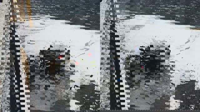 Accident grav la Vatra Dornei. O mașină, cu doi adulți și patru copii, s-a răsturnat în albia râului Bistrița