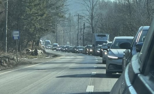 FOTO 📸 Trafic temporar blocat sâmbătă dimineață pe DN1, la Bușteni, în urma unui accident. Un TIR a lovit glisiera și a rămas imobilizat pe carosabil