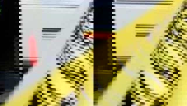 Adolescentă găsită moartă, într-un apartament, de concubinul ei, care l-ar fi înjunghiat pe suspectul de crimă. Fata ar fi practicat prostituția, fiind strangulată de un client