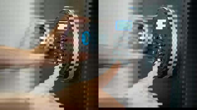 Doi bărbați s-au făcut nevăzuți cu un seif în care se aflau 80.000 de euro