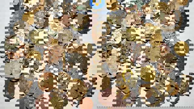 Comoară impresionantă descoperită în sufrageria unui român. Detectorul de metale i-a adus un dosar penal