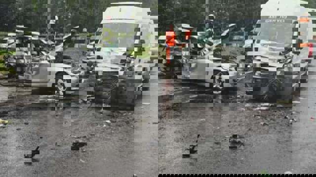 Patru persoane rănite după ce un autoturism s-a izbit de o autoutilitară, în municipiul reședință