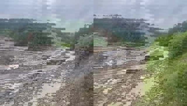 VIDEO 🎦 Pericol de prăbușire la Salina Praid. Albia pârâului Corund s-a surpat, iar apa inundă galeriile