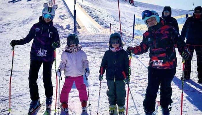 Lecţii gratuite de schi, în Sinaia, pentru oamenii care n-au avut până acum posibilitatea