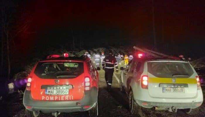 Bilanțul vijeliei de cod roșu, în Prahova: peste 130 de copaci căzuți pe carosabil, mașini și locuințe, acoperișuri smulse de vânt și mii de gospodării fără curent electric