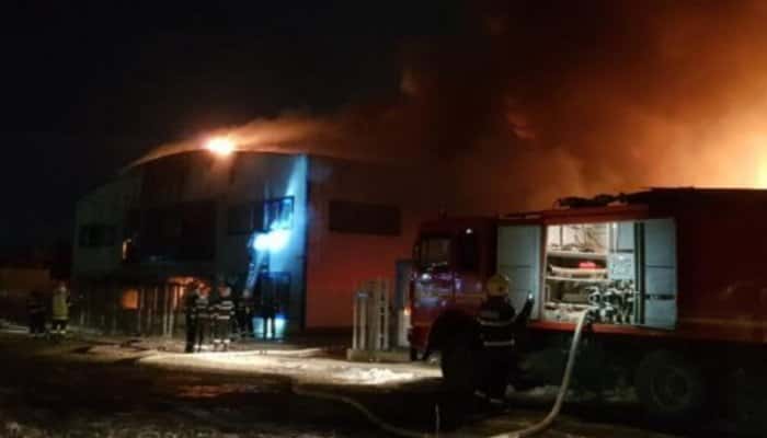 Incendiu devastator la o hală din Ilfov unde sunt bazine cu acetonă și saci cu nitrat de amoniu