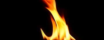 O femeie a fost stropită cu benzină şi incendiată chiar de soţul ei 