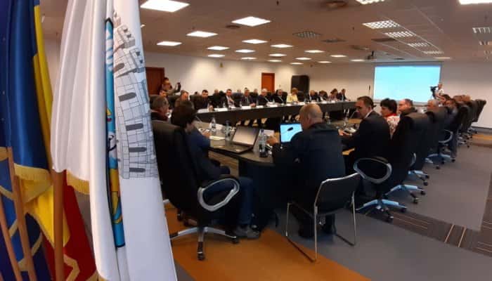 VIDEO | Dezbaterea privind poluarea din Ploieşti a arătat lipsurile sistemului, de atribuţii, de o monitorizare completă, de sancţiuni aspre şi uneori de logică