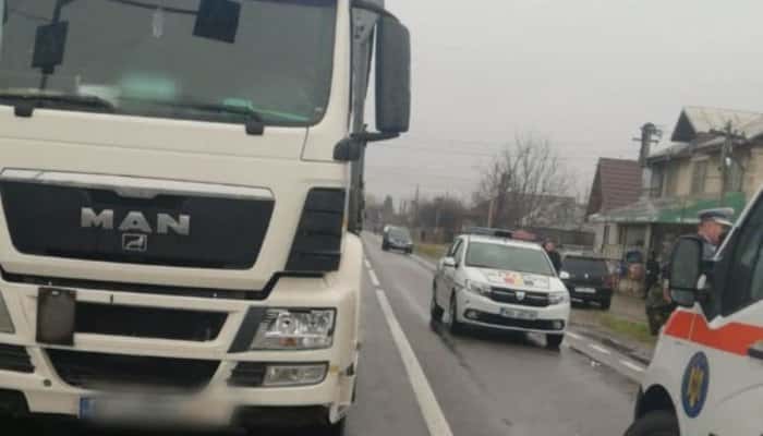 Copil de 9 ani lovit de TIR, pe DN 1D. Traficul este blocat complet