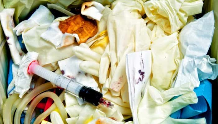 RISC BIOLOGIC! Deşeuri medicale periculoase, descoperite abandonate într-o hală din Suceava