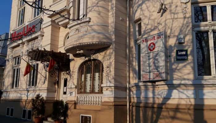 Un cunoscut centru medical din Ploiești este acuzat că-și pune pacienții să plătească 10 lei pentru o mască de protecție