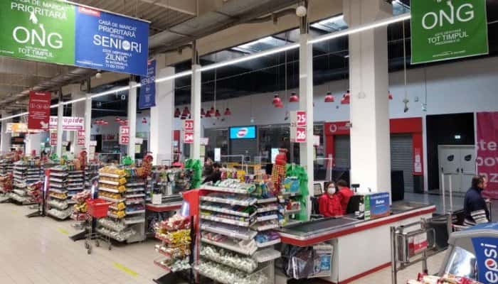 Auchan a deschis case dedicate pentru seniori şi voluntarii care le duc mâncare persoanelor aflate în izolare