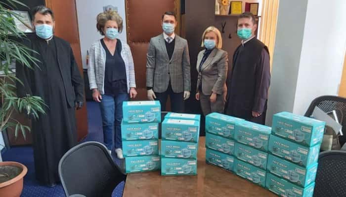 FOTO | Bogdan Toader a împărţit măşti către bisericile din Ploieşti, pentru voluntarii care vor duce lumina