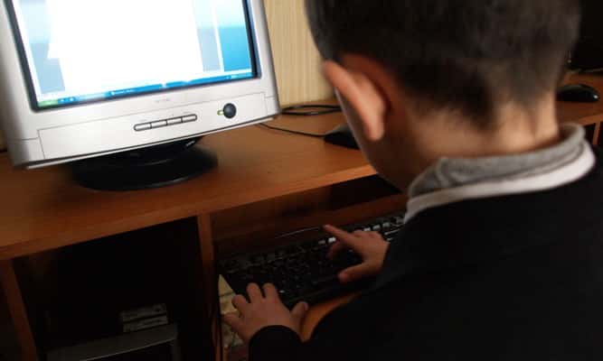 Avocatul Poporului îi cere ministrului Educației să clarifice de urgență prevederile privind obligativitatea cursurilor on-line