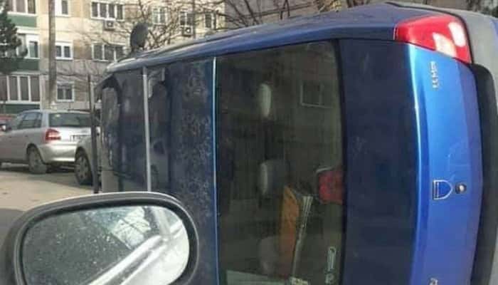 Un bărbat beat, care nu avea permis de conducere, s-a răsturnat cu mașina pe o stradă din Bușteni