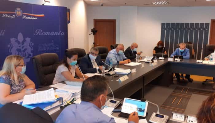 -"Doamna m-a sunat să-mi spună că votează abţinere" -"Daţi-o pe speaker!"... În ce hal a ajuns sistemul de videoconferinţe din Primăria Ploieşti | VIDEO