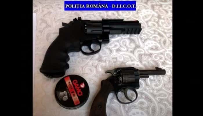 VIDEO - Arme, documente și bani găsite în timpul perchezițiilor de miercuri, la gruparea care furniza permise de conducere pentru 3.000 de euro