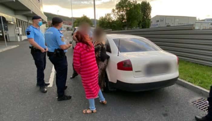 Copil de 11 ani trimis la cerşit în parcarea unui supermarket şi supravegheat de rude dintr-o maşină scumpă
