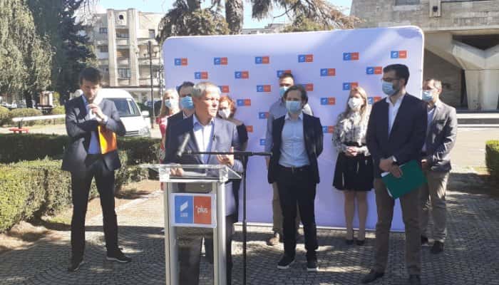 VIDEO | Cioloş, la Ploieşti: "Termenul «politică» e asimilat cu «hoţie». Candidaţii USR-PLUS vor să schimbe asta şi să facă o breşă în administraţie"