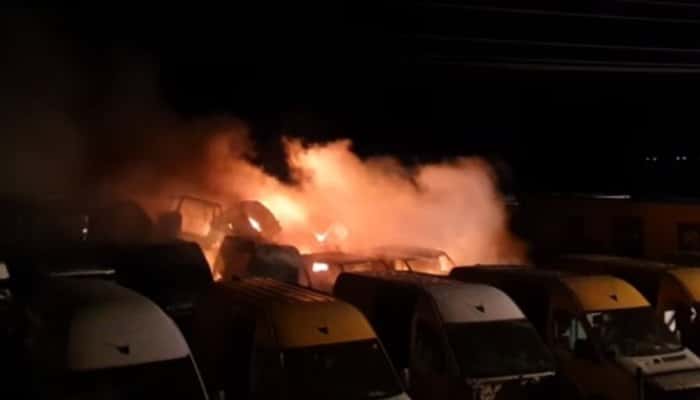 VIDEO | 27 de mașini afectate de incendiul izbucnit azi-noapte, într-un parc auto din Buzău