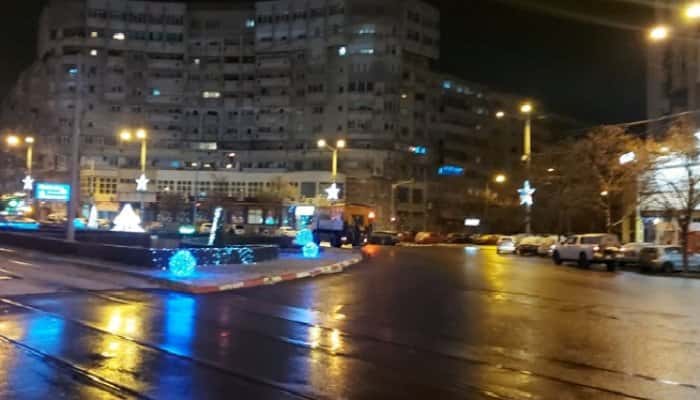 PLOIEȘTI – 12 utilaje au intervenit pentru dezăpezire, pe arterele din municipiu. Agenții economici, somați să curețe zăpada în dreptul spațiilor lor