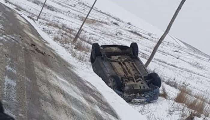 Accident pe un drum județean din Prahova. O femeie a fost rănită după ce mașina în care se afla s-a răsturnat
