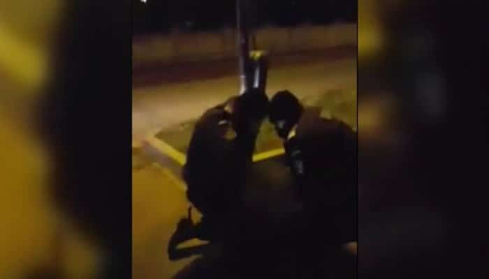 Un bătrân, ofițer în rezervă, pus la pământ de jandarmi pentru nepurtarea măștii